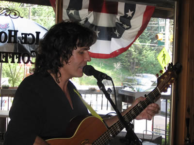 John McKenna live at the Ice House, Muddy Buck